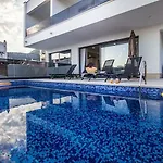 New Mountainside W Pool + Stunning Sea View 마카르스카