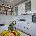 New Mountainside W Pool + Stunning Sea View 마카르스카