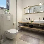 빌라 New Mountainside W Pool + Stunning Sea View *