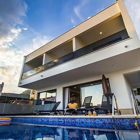 New Mountainside W Pool + Stunning Sea View