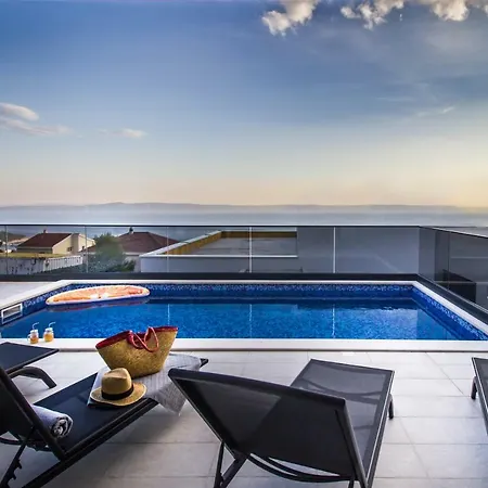 New Mountainside W Pool + Stunning Sea View Willa