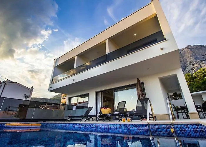 New Mountainside W Pool + Stunning Sea View