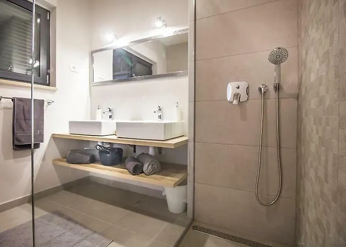 New Mountainside W Pool + Stunning Sea View Вілла Макарська