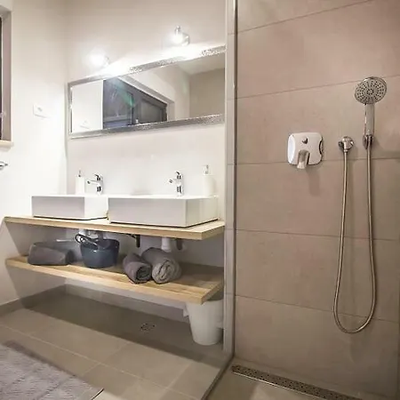 New Mountainside W Pool + Stunning Sea View Вілла Макарська